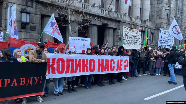 Si e lidh Serbia Kosovën me trazirat e saj të brendshme?