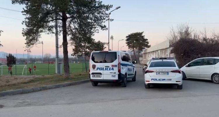 VIDEO/ Kallashnikov i mbështjellë me qese, “alarmohet” policia në Korçë