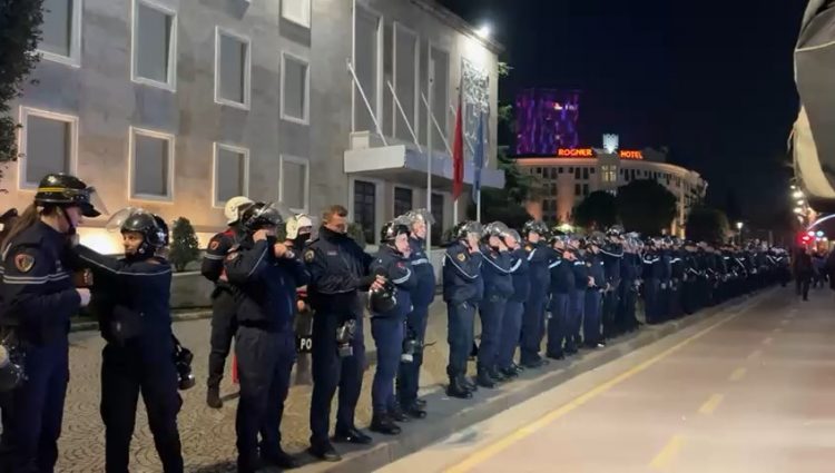 Tre policë u plagosën në protestën e PD, arrestohet 19-vjeçari që hodhi lëndë piroteknike