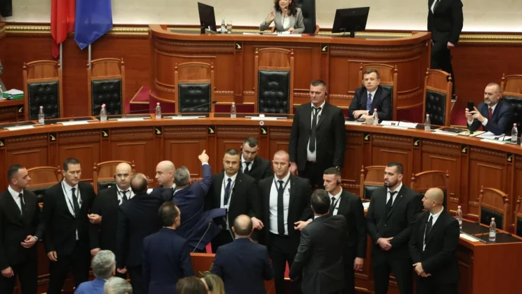 Tensione në Kuvend/ Deputeti i PD shkul mikrofonin dhe e hedh në drejtim të Spiropalit! Përplaset me gardën  