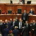 Tensione në Kuvend/ Deputeti i PD shkul mikrofonin dhe e hedh në drejtim të Spiropalit! Përplaset me gardën  