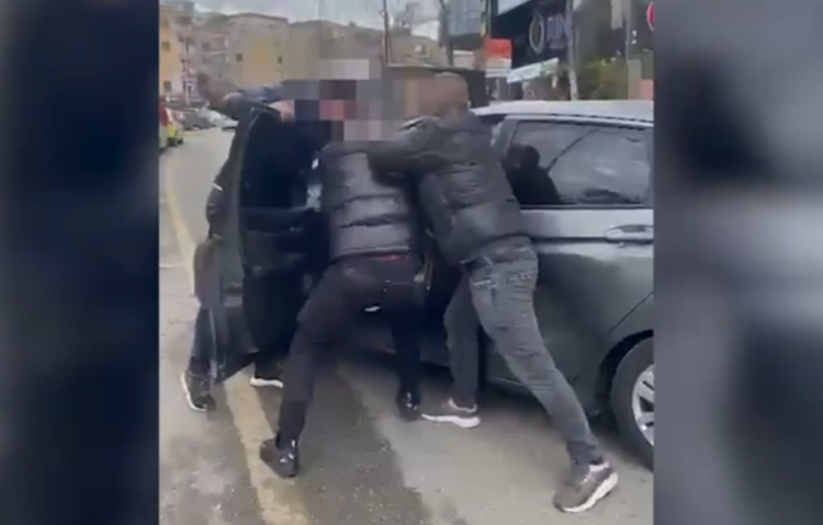 “Pistoletën do e shiste në Tiranë”, 26-vjeçari dhe bashkëpunëtori i tij kapen në flagrancë