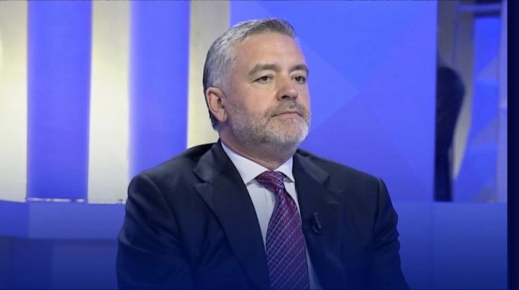 Opozita thotë se Engjëll Agaçi është larguar nga frika se do arrestohej nga SPAK, Klosi: Ai ka kaluar një sëmundje të rëndë