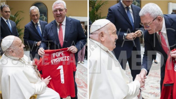 Armand Duka takon Papa Françeskun, i dhuron fanellën e Shqipërisë