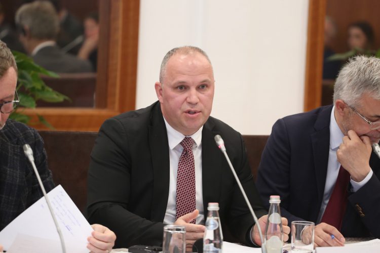 “Nuk mund t’i bëhet gjyqi gjyqtarit”, Erjon Bani: Na përgjohen telefonat në kohë reale!