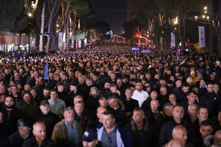 Me pankarta e flamuj në dorë, bulevardi mbushet plot nga qytetarët!