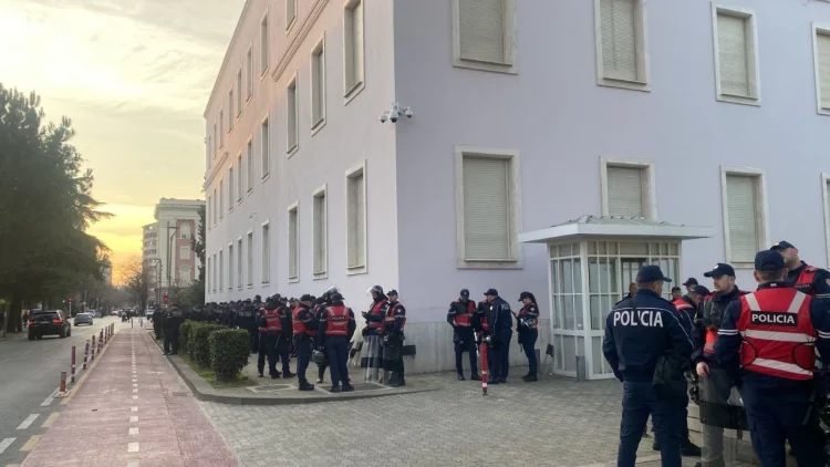 Protesta e opozitës, efektivët rrethojnë dhe parlamentin