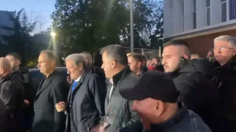 Sali Berisha del nga selia e PD dhe niset drejt bulevardit ‘Dëshmorët e Kombit’