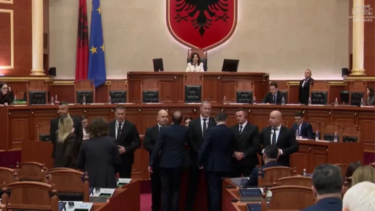 “Më jep fjalën për procedurë”/ Tensione në Kuvend, deputetët e opozitës mblidhen rreth Foltores 