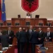 “Më jep fjalën për procedurë”/ Tensione në Kuvend, deputetët e opozitës mblidhen rreth Foltores 