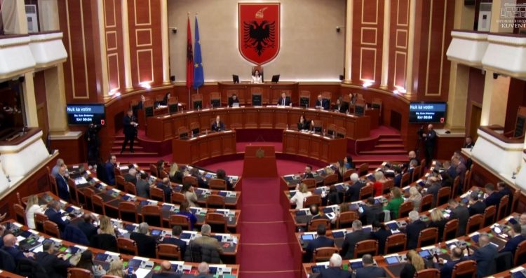 Kuvendi shkarkon 11 anëtarët e Këshillit Drejtues të RTSH-së!