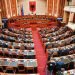 Emigrantët me dokumente të skaduara mund të votojnë në 11 maj, PS miraton pa opozitën ndryshimet në Aktin Normativ 