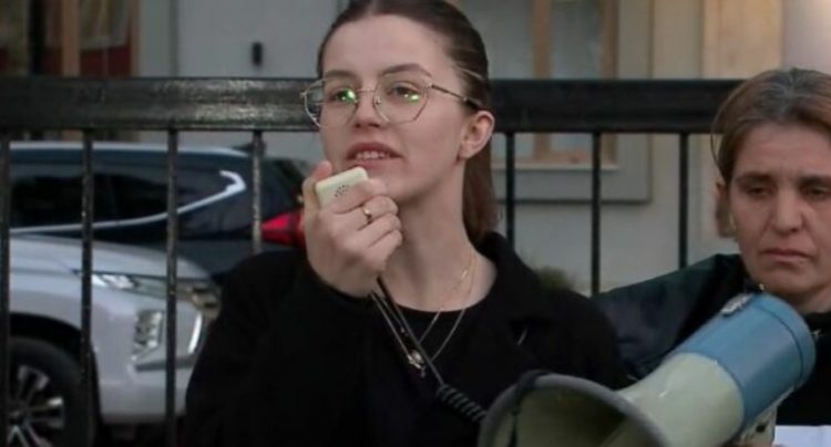 “Vëllain ma vranë mjekët”, motra e Leo Sadikut kërkon drejtësi: S’ditën të lexojnë analizat dhe nuk iu bë një eko zemre 