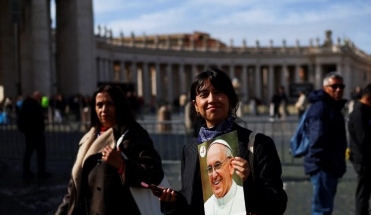 Vatikani: Përmirësohet gjendja e Papa Françeskut