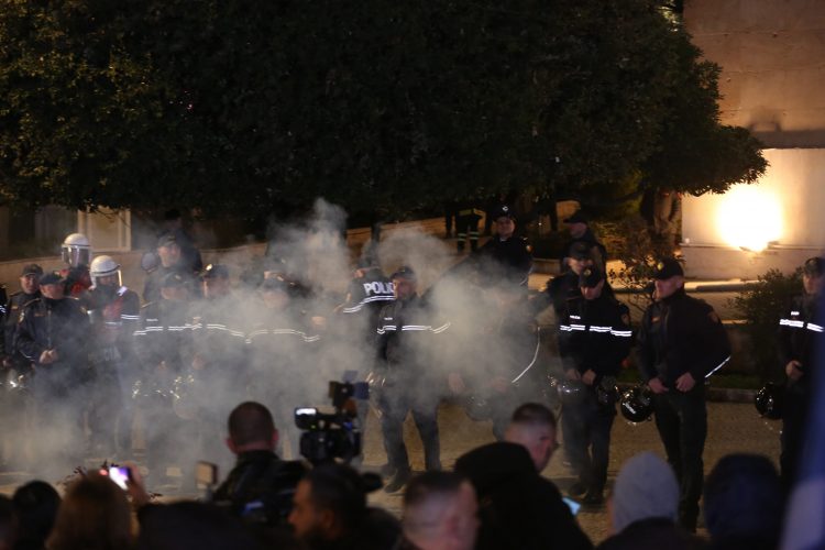 VIDEO/ Protestuesit hedhin kapsolla para Kryeministrisë në drejtim të efektivëve, plagosen tre prej tyre
