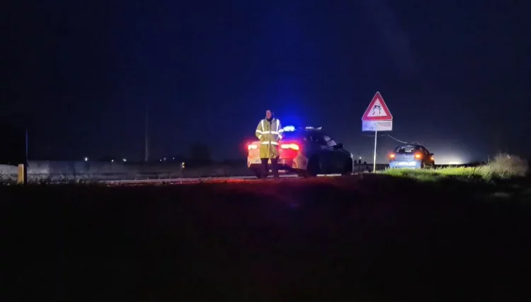 Me shpejtësi tej normave, 76-vjeçari humb kontrollin e mjetit dhe përfundon në tokat bujqësore në rrugën Lushnje-Plug