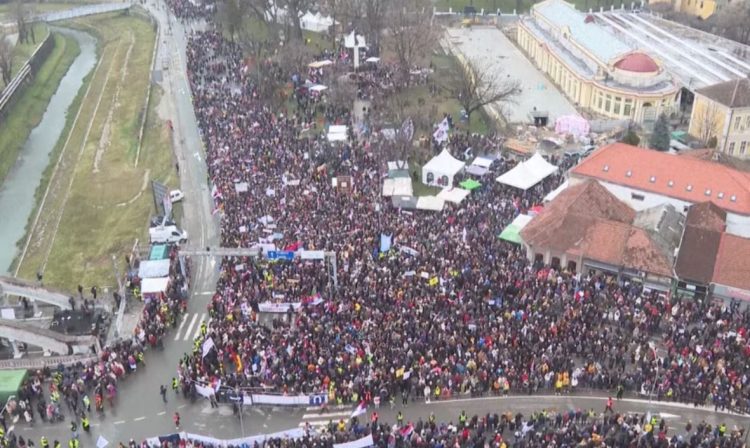 Studentë të Serbisë dhe presidenti i Serbisë mbajnë tubime paralele ndërsa rriten tensionet mes tye