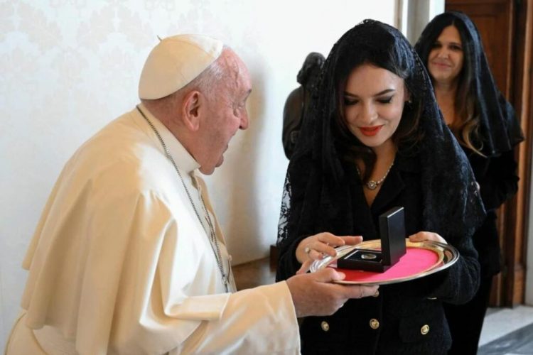 Kryetarja e Kuvendit, Elisa Spiropali mesazh lutjeje për shërimin e  Papa  Françeskut