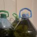 Përzienin produkte të dëmshme dhe e shisnin si vaj ulliri, shpallen në kërkim çifti i bashkëshortëve mashtrues