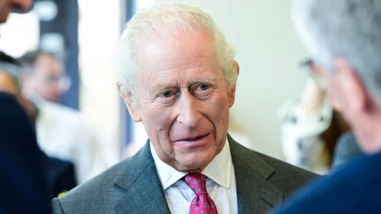 Përjetoi efekte anësore gjatë trajtimit për kancerin, mbreti Charles III shtrohet në spital
