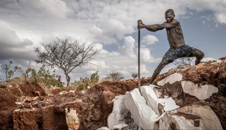 Punojnë mbi malin ku fshihen 300 mijë tonë ar, por luftojnë për mbijetesë