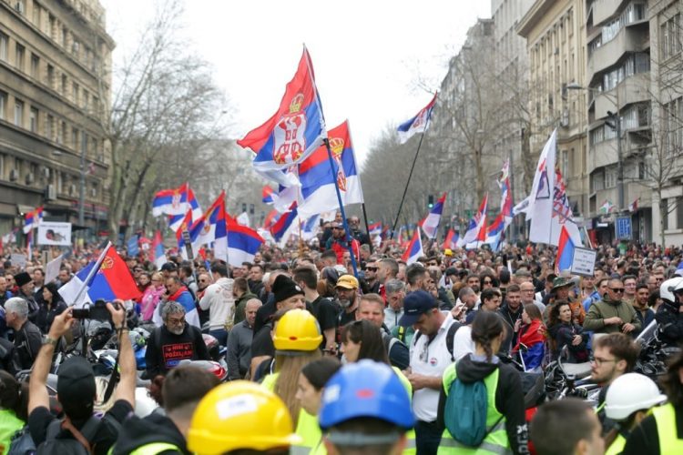 Protesta në Beograd/ Policia arreston një person, kërcënoi se do të hidhte në erë godinën e presidencës 