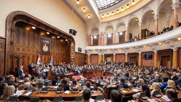 Serbi/ Opozita parlamentare kërkon qeveri tranzicioni që të qëndrojë në detyrë 9 muaj