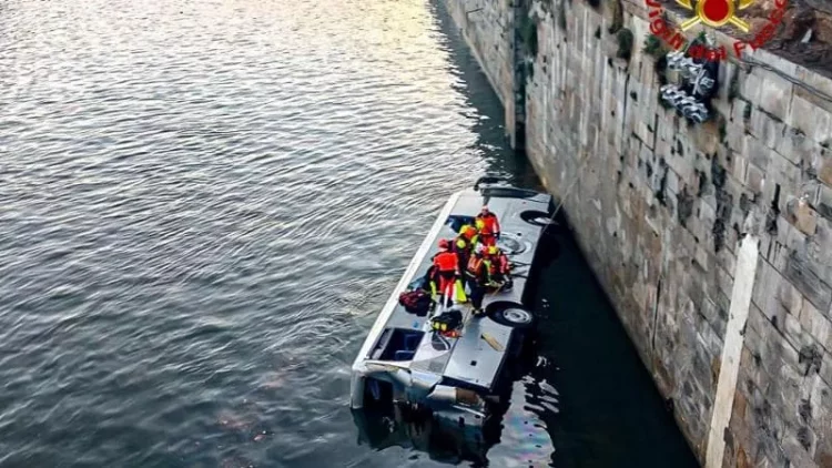 Autobusi turistik bie në lum në qytetin e Torinos, humb jetën shoferi dhe plagosen tre kalimtarë
