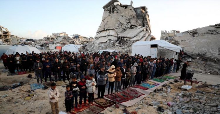 Palestinezët në Gazë e shënojnë Bajramin me mungesë ushqimi dhe me një luftë të pambarim