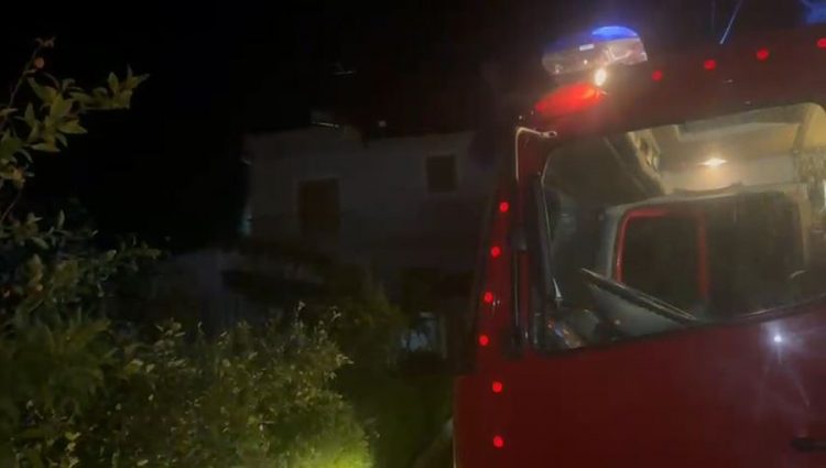 Përfshihet nga flakët një lokal në Vlorë, vetëm dëme materiale