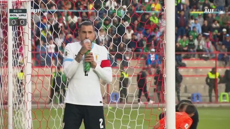 Stadiumi 4.150 metër mbi nivelin e detit, Bolivi-Uruguai, lojtarët me shishe oksigjeni në fushë