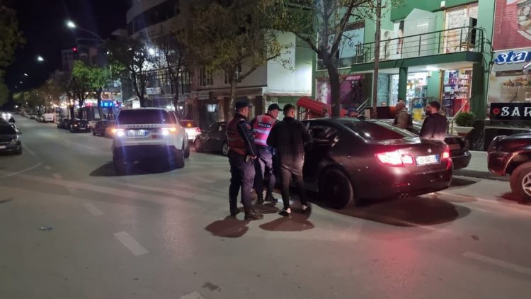 Plagosi me thikë 36-vjeçarin në Pogradec, policia arreston autorin