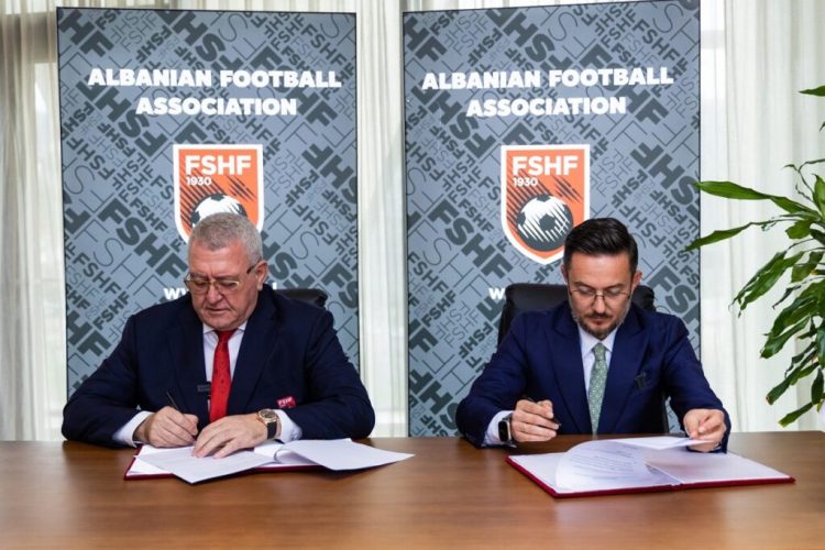 Nënshkruhet marrëveshja mes FSHF dhe Bashkisë Mat, nis rikonstruktimi i stadiumit “Myslim Koçi”