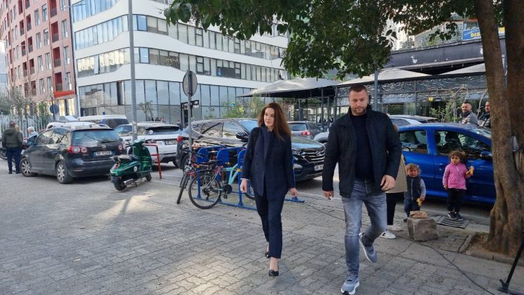Ajola Xoxa paraqitet në Gjykatën e Posaçme