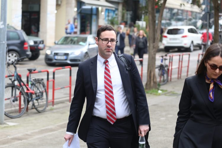 Pas Veliajt, avokati amerikan Joshua Roberts futet në GJKKO