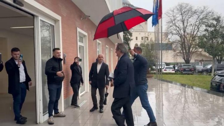 Nesër afati i fundit për dorëzimin e listave, aleatët e Berishës mbërrijnë në selinë blu
