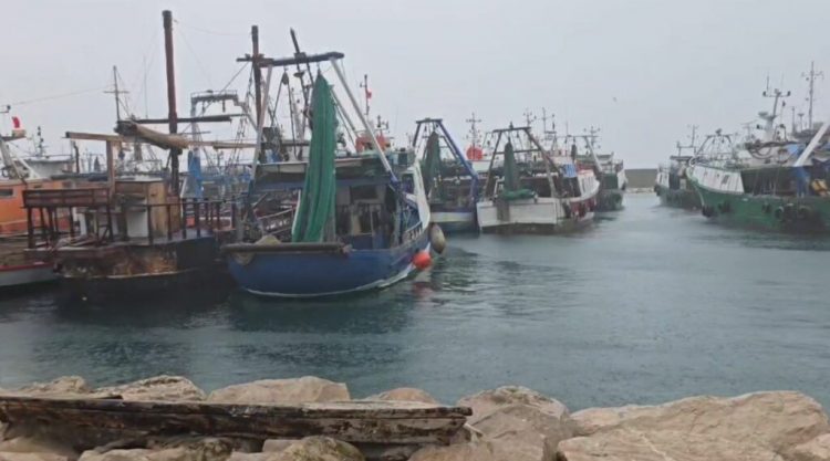 Moti i keq, pezullohet lundrimi në Durrës