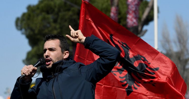 “Të afërmit në listat e mbyllura”/ Reagon sërish Adriatik Lapaj: Prindërit tanë janë aty që të çojnë në kosh të plehrave listat tuaja…