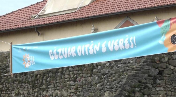 Elbasani, kryeqendra e Ditës së Verës/ Mijëra qytetarë iu bashkuan festimeve në qendër të qytetit