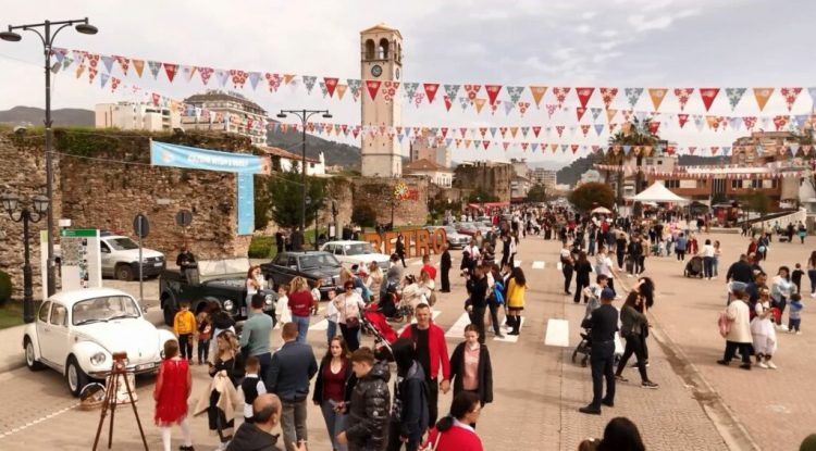 Festa nuk ndalet në Elbasan/ Makinat “Retro” tërheqin vëmendjen e qytetarëve të shumtë
