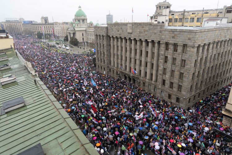The Guardian: Protesta antiqeveritare në Beograd, më e madhja në historinë e vendit dhe Ballkanit!