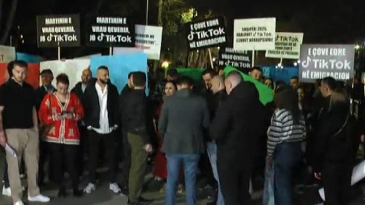 Protesta për mbylljen e Tik Tok/  Të rinjtë me pankarta në duar nisen nga selia blu drejt Kryeministrisë