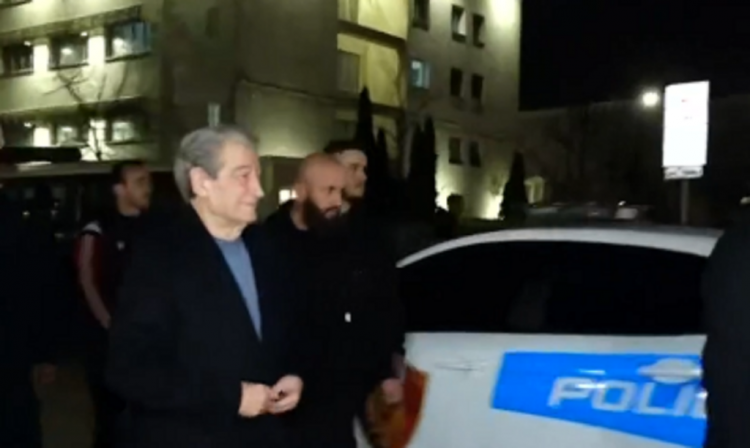 PD proteston kundër mbylljes së TikTok, Berisha u bashkohet protestuesve