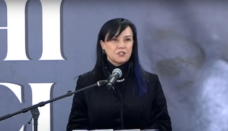 “S’më mbajti dot vendi në Tiranë”/ Linda Rama merr pjesë në homazhet për babain e Hashim Thaçit: Nuk ka mungesë më të madhe se sa prania në këtë ditë!