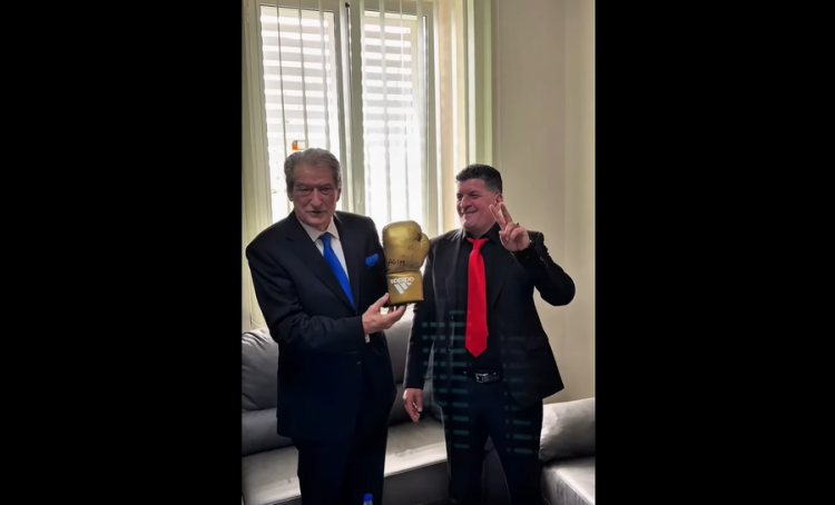 Ramës i dhuruan vlonjatët një buf/ Berisha suprizohet me dorezën e kampionit botëror të boksit në Napoli