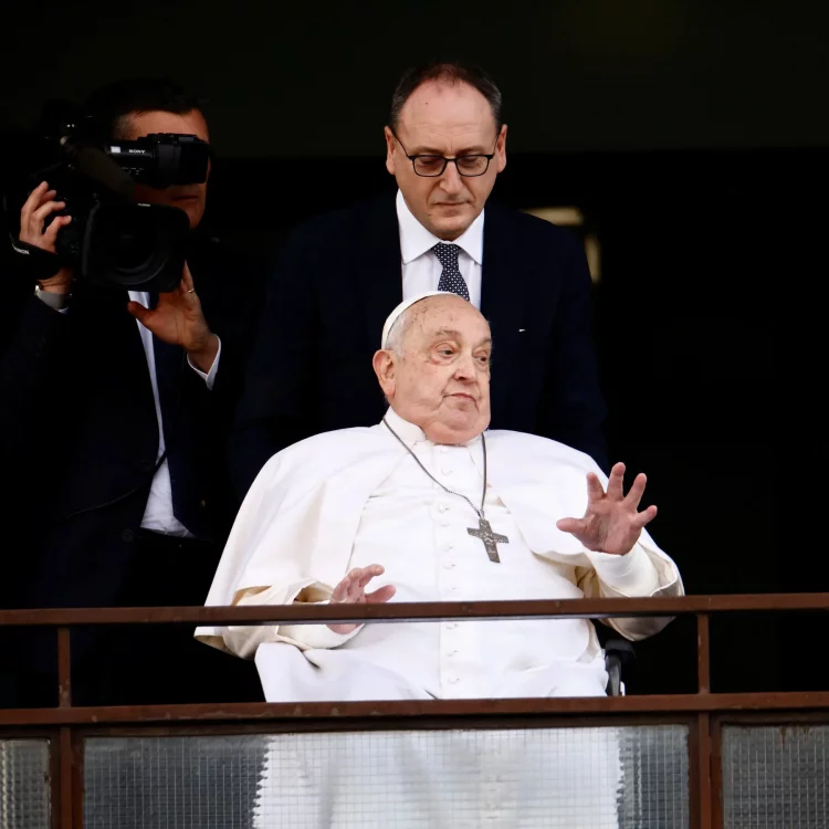 Pas rreth 1 muaji/ Papa Françesku lë spitalin, përshëndet besimtarët nga ballkoni