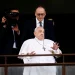 Pas rreth 1 muaji/ Papa Françesku lë spitalin, përshëndet besimtarët nga ballkoni