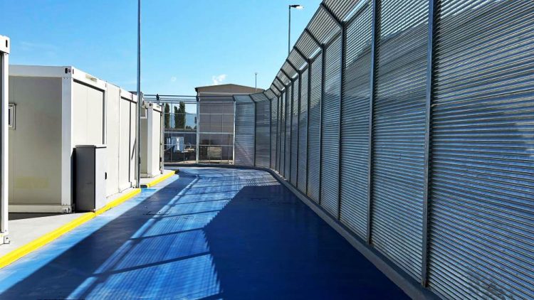 Qeveria “Meloni” ndryshon funksionin e kampit të Gjadrit, do të shërbejë për strehimin e emigrantëve që iu është refuzuar azili