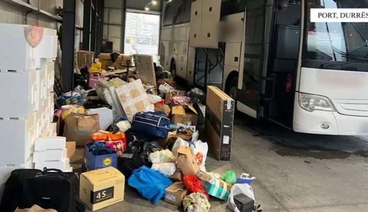 Tentuan të fusnin në Shqipëri mallra të kontrabanduara me vlerë 50 mijë euro, arrestohen dy persona në Durrës