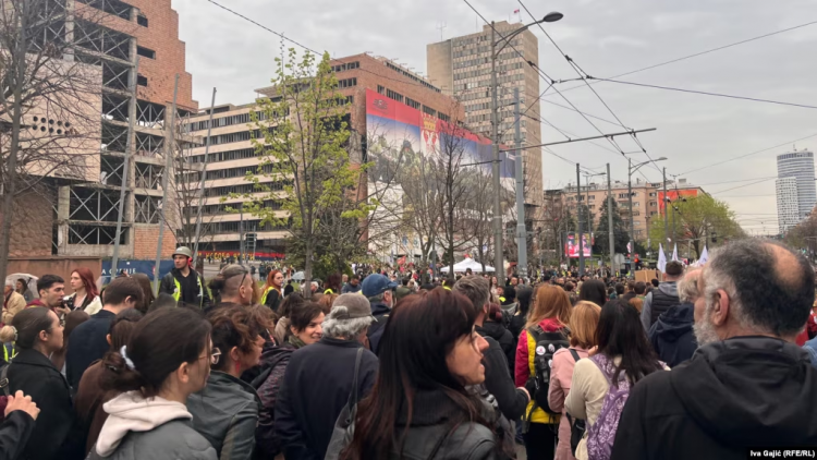 Studentët protestues në Serbi përdorin narrativin shtetëror për bombardimet e NATO-s